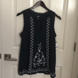 Sleeveless long top with embroidery detail